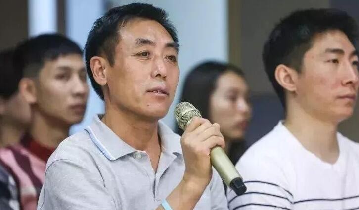 “欧洲多国收紧防疫措施 上海防疫物资展助力全球抗疫”