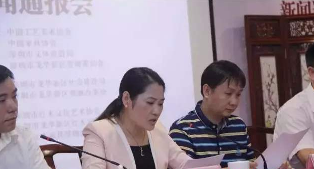 “成都东部新区石板凳街道举行扫黑除恶主题教育文艺演出”