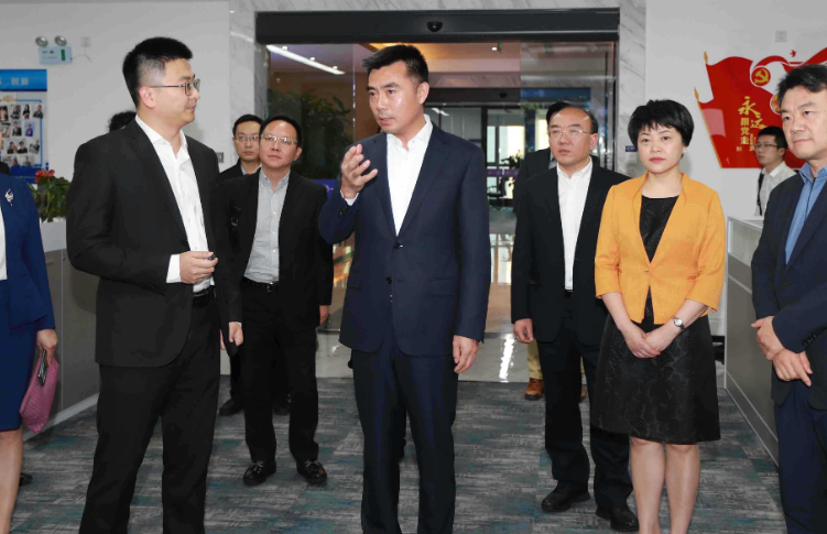 “精品推荐：元青花云龙纹梅瓶”
